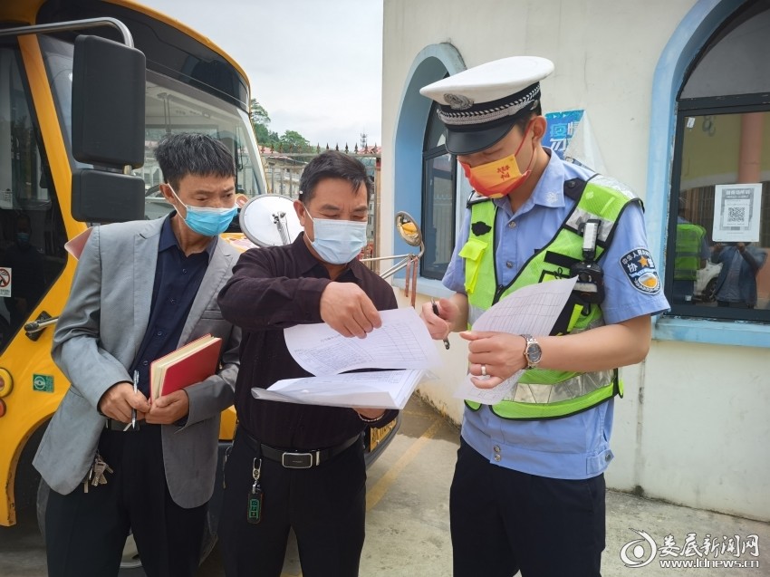 白馬鎮(zhèn)組織開展校車安全大檢查