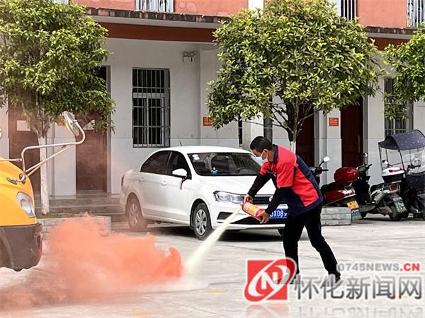 新晃：扶羅鎮(zhèn)中心小學(xué)開(kāi)展模擬校車(chē)著火逃生演練