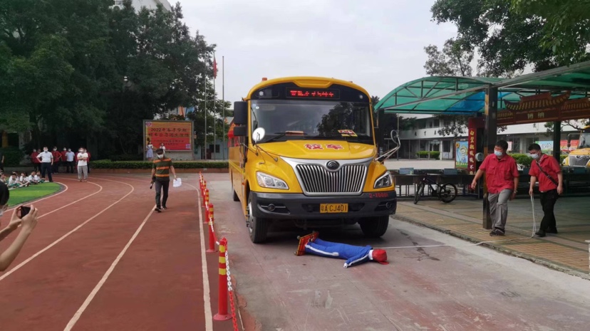 車輛冒煙、遇到事故怎么辦？校車應急演練走進校園