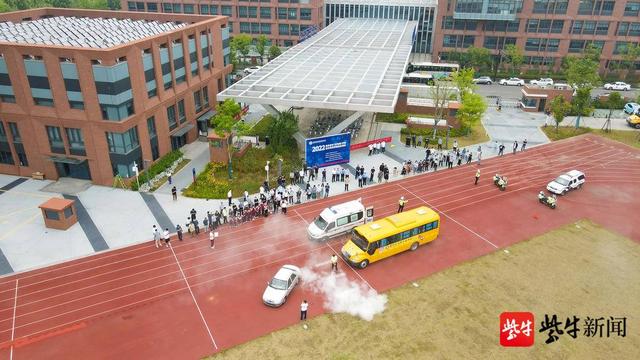 校車發(fā)生交通事故，并引發(fā)自燃？原是多部門聯(lián)合開展校車突發(fā)事故應急演練