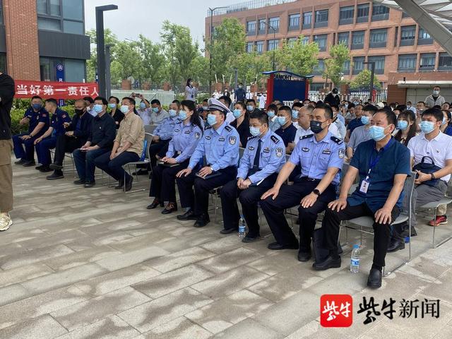 校車發(fā)生交通事故，并引發(fā)自燃？原是多部門聯(lián)合開展校車突發(fā)事故應急演練