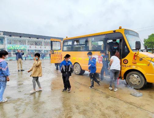 桃江浮邱山鄉(xiāng)擔(dān)水壩小學(xué)：校車應(yīng)急疏散演練