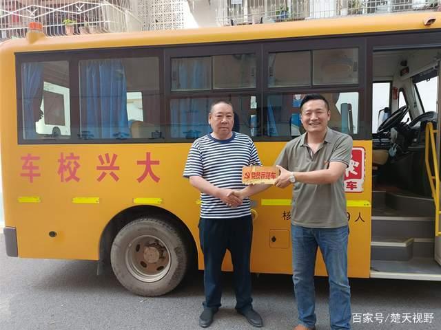 鄂州大興聯(lián)運推出“黨員示范車”，打造靚麗的城市風(fēng)景線