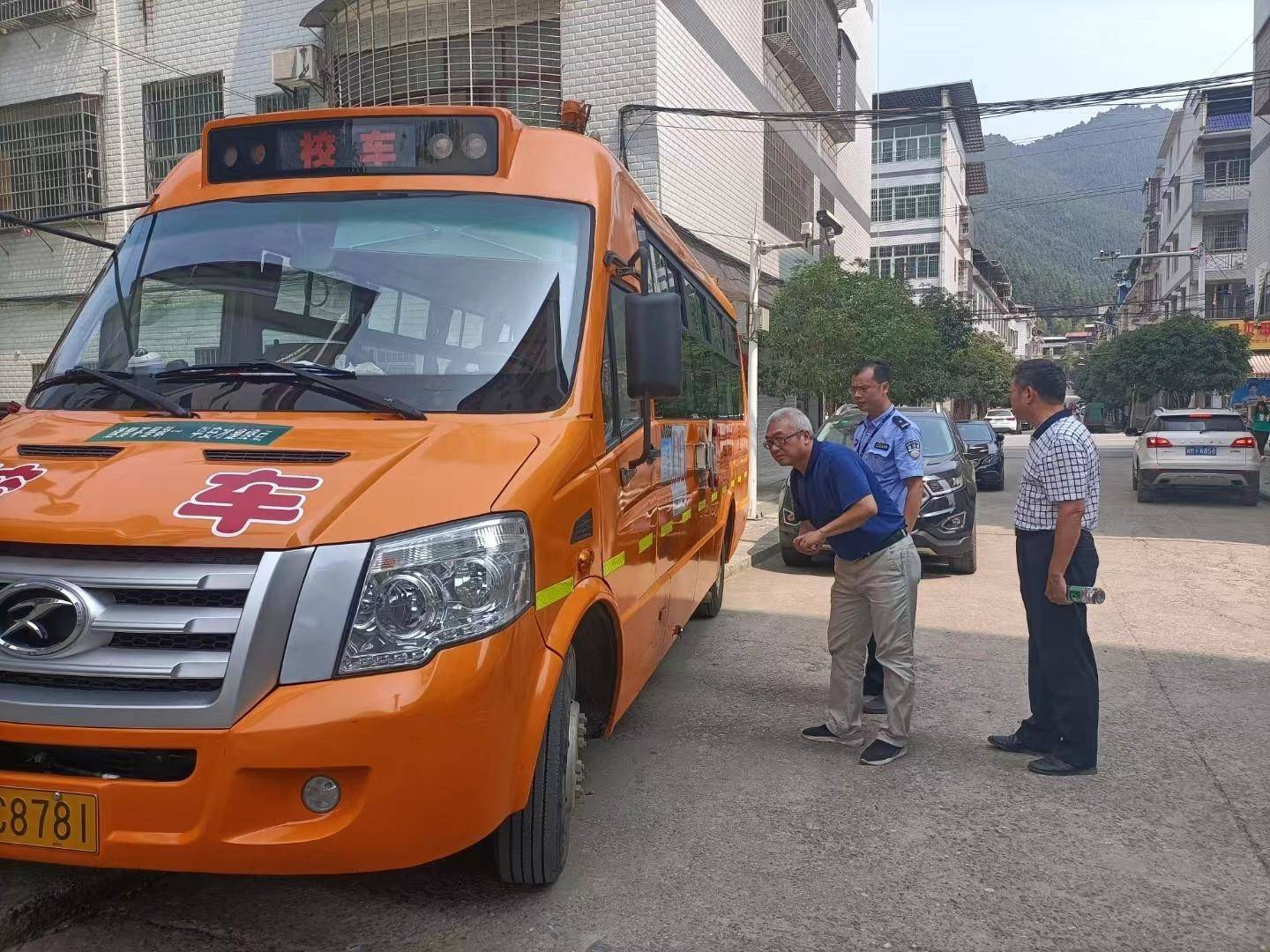 金洞：強(qiáng)化校車監(jiān)管 確?！盎ǘ洹卑踩? border=