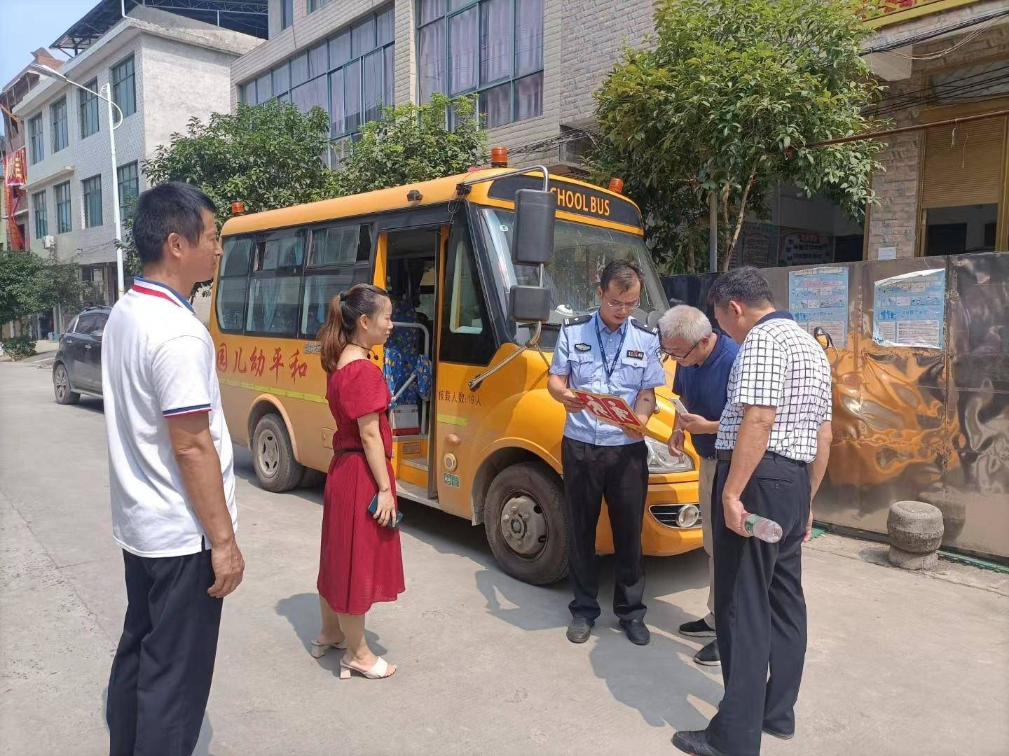 金洞：強(qiáng)化校車監(jiān)管 確?！盎ǘ洹卑踩? border=