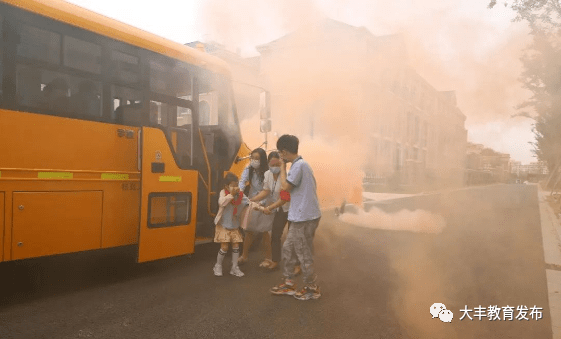 校車安全伴我行 應(yīng)急演練筑防線