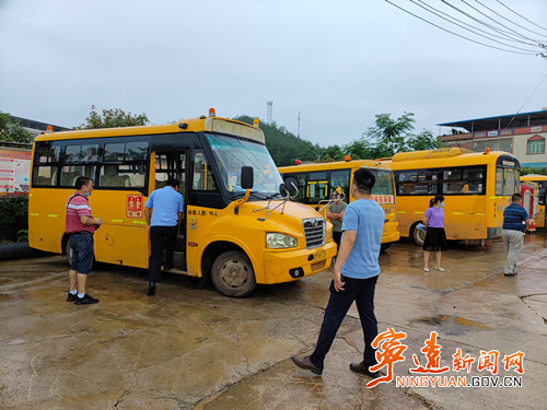 寧遠(yuǎn)：關(guān)注校車安全 呵護(hù)兒童成長2_500.jpg
