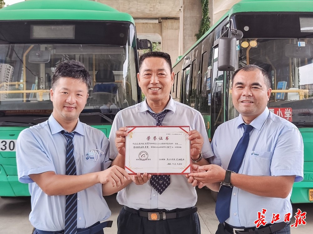 接力給小女孩帶牛奶的“校車(chē)伯伯”，獲5000元正能量獎(jiǎng)勵(lì)