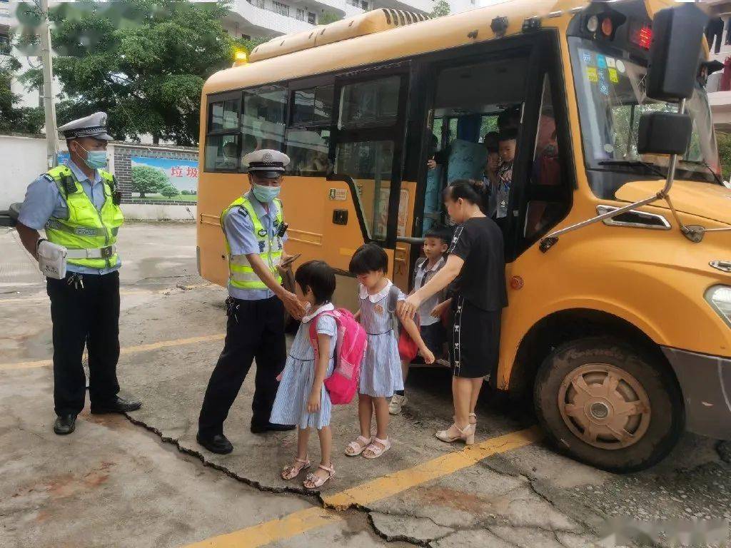驚！化州一校車嚴重超載，限載28人竟擠了51人！