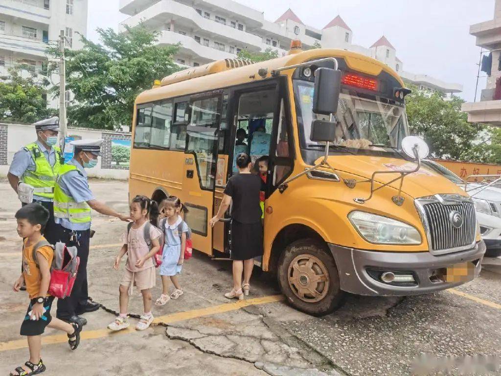 驚！化州一校車嚴重超載，限載28人竟擠了51人！