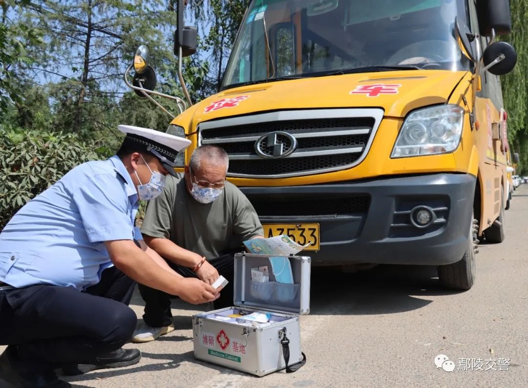 「喜迎二十大 忠誠(chéng)保平安」鄢陵交警深入轄區(qū)校車企業(yè)開(kāi)展“安全生產(chǎn)月”校車安全大檢查
