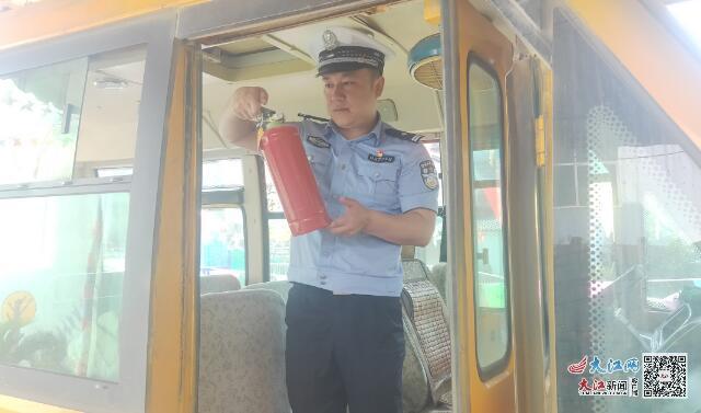 德安交警開展校車安全大檢查 筑牢學(xué)生出行安全防線（圖）