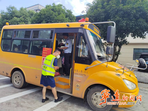 【創(chuàng)建全國文明城市】寧遠(yuǎn)：“五個(gè)一”織密校園道路交通“安全網(wǎng)”1_副本500.jpg