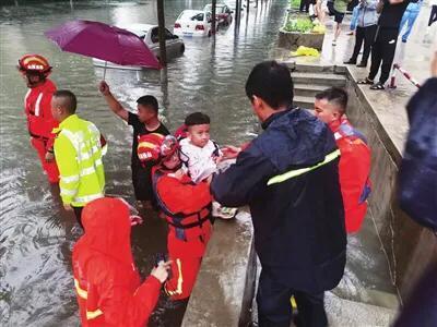 太原一輛校車遇積水被困，車上20多個孩子被轉移至安全地帶