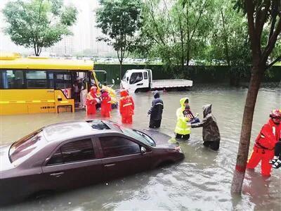 太原一輛校車遇積水被困，車上20多個孩子被轉移至安全地帶