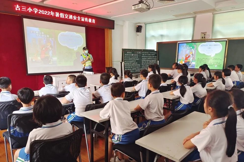 古鎮(zhèn)交警暑假前夕送安全“早餐”，學(xué)生、家長(zhǎng)都有~