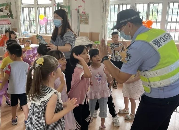 古鎮(zhèn)交警暑假前夕送安全“早餐”，學(xué)生、家長(zhǎng)都有~