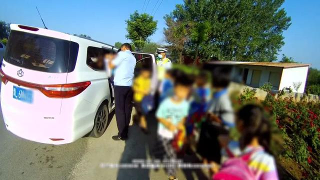 夏季整治百日行動丨“黑校車”超員上路，舞陽交警嚴查嚴懲，絕不姑息！