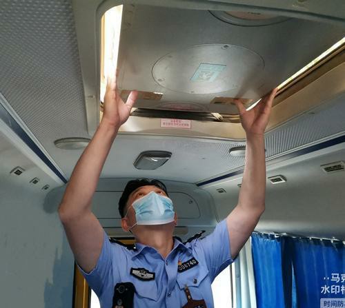 鄭州交警檢查校車 平安迎接開(kāi)學(xué)季