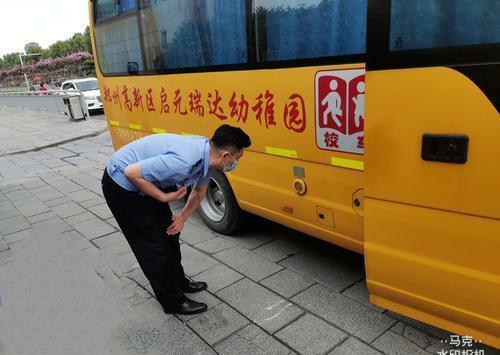 鄭州交警檢查校車 平安迎接開(kāi)學(xué)季