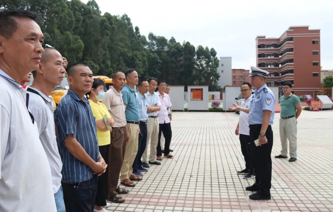 佛山交警為校車“體檢”迎開學！