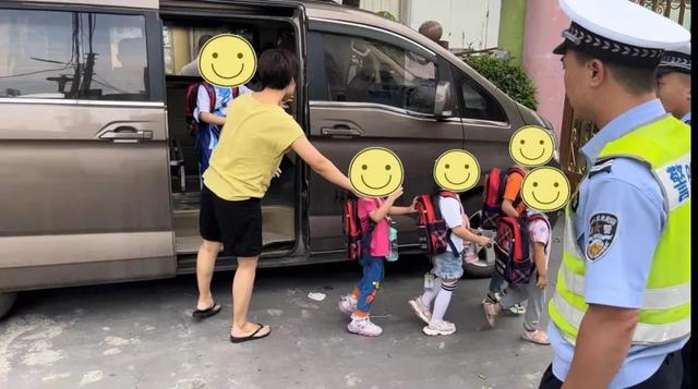【百日行動(dòng)·打擊】饒平一嚴(yán)重超員“黑校車(chē)”駕駛員被依法立案?jìng)刹椋? border=