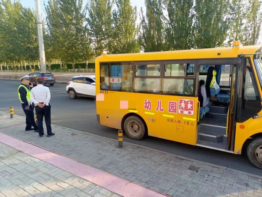 “無資質(zhì)”校車超員 交警“零容忍”