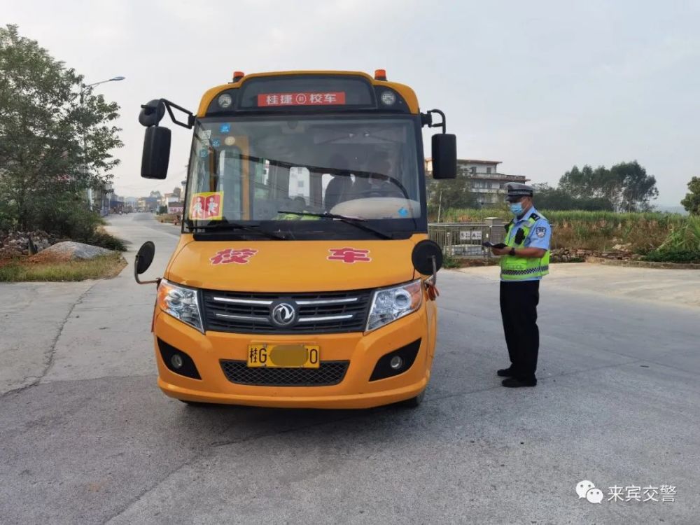 反面教材！校車司機超員，乘車小孩全都不系安全帶……