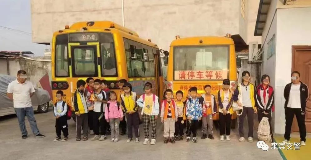反面教材！校車司機超員，乘車小孩全都不系安全帶……