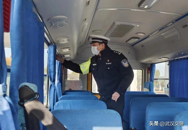 校車集中“體檢”保安全：武漢青山交警組織全區校車開展春季開學安全大檢查