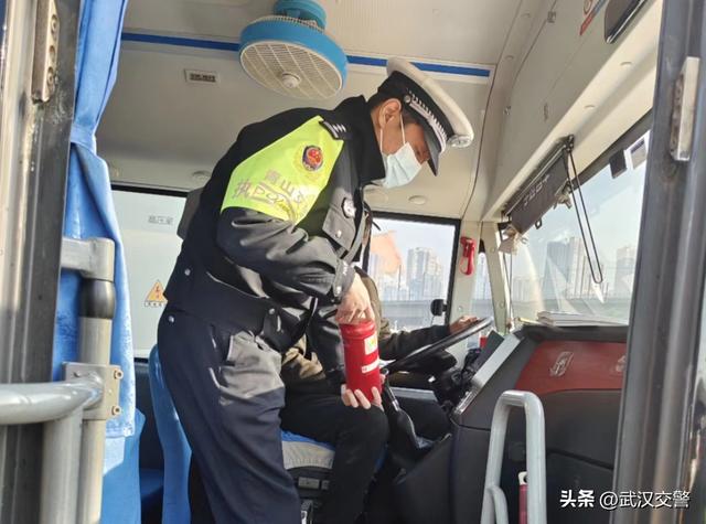 校車集中“體檢”保安全：武漢青山交警組織全區校車開展春季開學安全大檢查