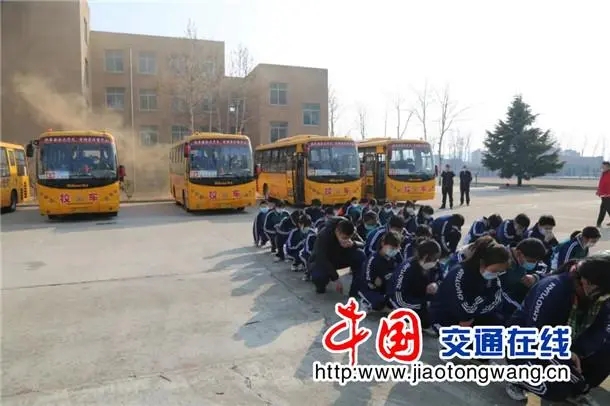 山東招遠市多部門聯(lián)動開展校車安全應急演練