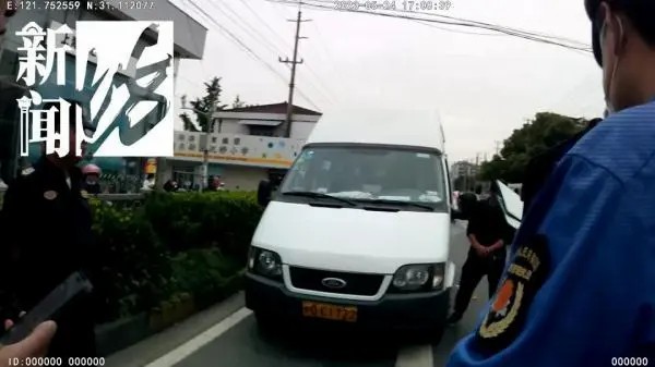 滬一“黑校車”載了十多名小學生……家長心太大！出了事怎么辦！