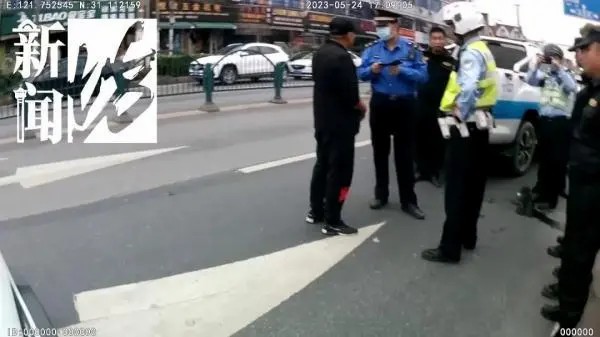 滬一“黑校車”載了十多名小學生……家長心太大！出了事怎么辦！