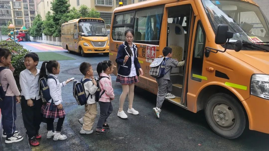安全乘車，平安“童”行--祁陽市伯爵幼兒園校車安全應急演練