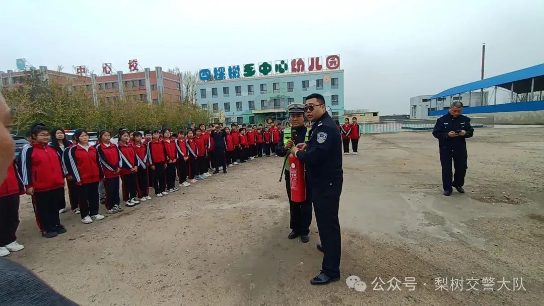 梨樹縣教育局 交警大隊聯(lián)合開展校車應(yīng)急疏散演練