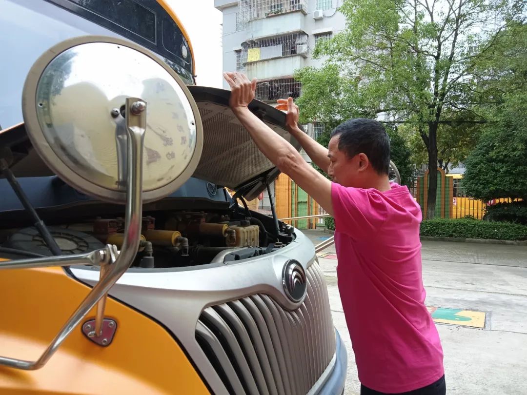 安全乘車，平安“童”行——2023學年下學期校車安全應急演練