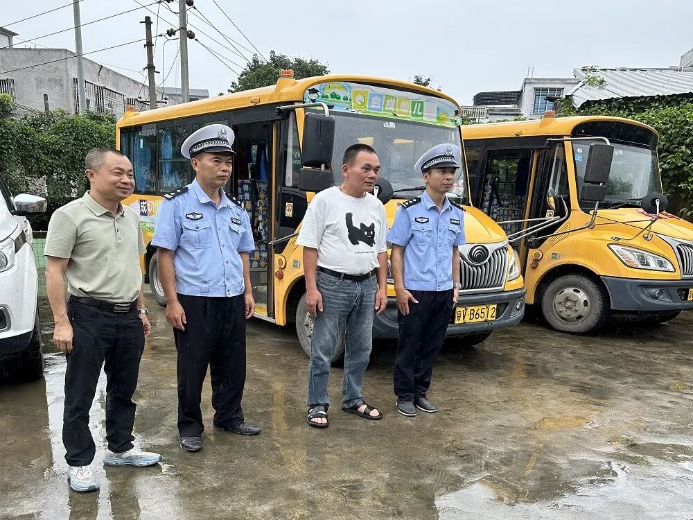 赤崗鎮(zhèn)教育組聯(lián)合洪陽(yáng)交警中隊(duì)開(kāi)展校車(chē)專(zhuān)項(xiàng)安全檢查