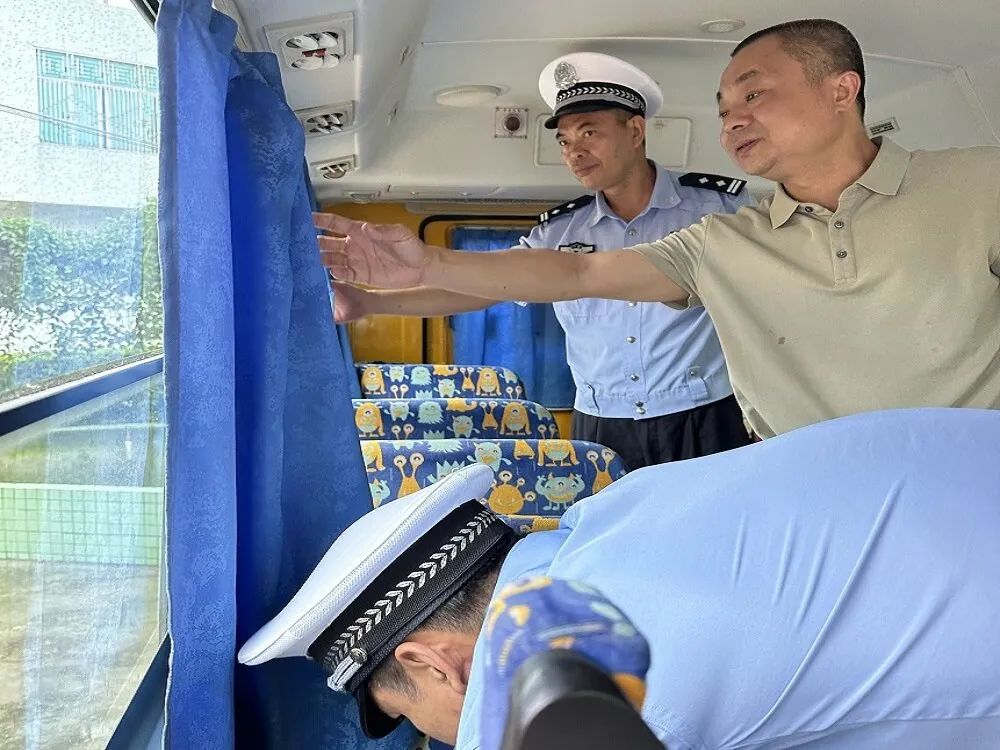 赤崗鎮(zhèn)教育組聯(lián)合洪陽(yáng)交警中隊(duì)開(kāi)展校車(chē)專(zhuān)項(xiàng)安全檢查