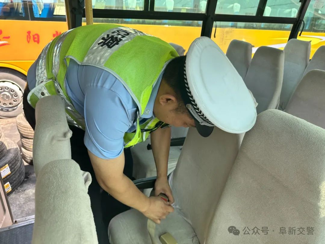 阜新海州交警對(duì)轄區(qū)校車(chē)進(jìn)行安全檢查