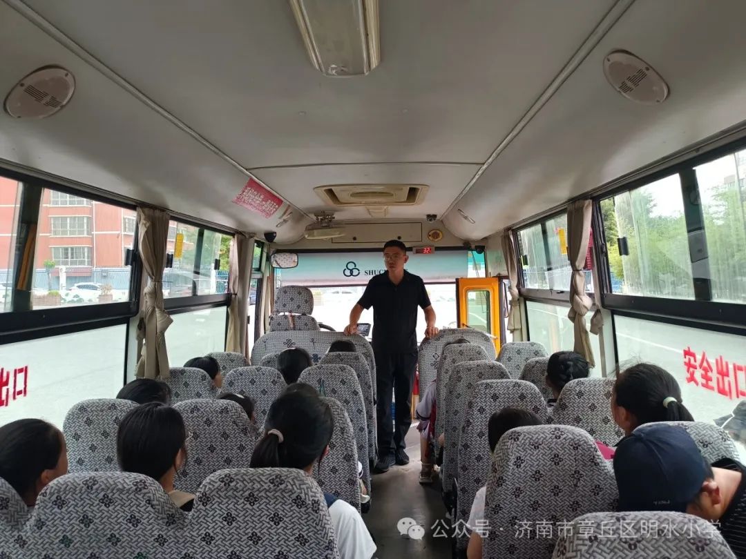 章丘區(qū)明水小學組織校車事故緊急疏散演練