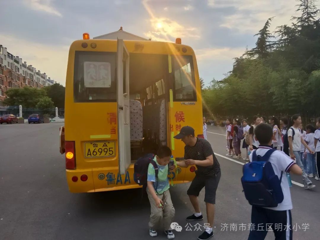 章丘區(qū)明水小學組織校車事故緊急疏散演練