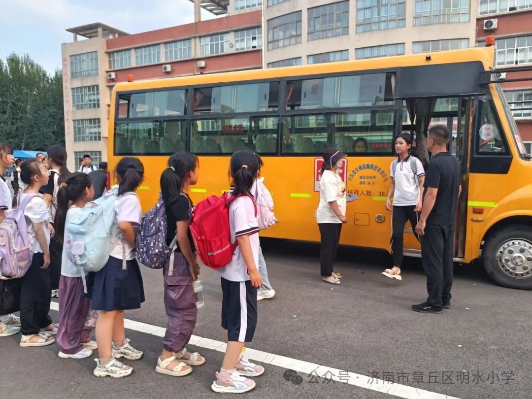 章丘區(qū)明水小學組織校車事故緊急疏散演練