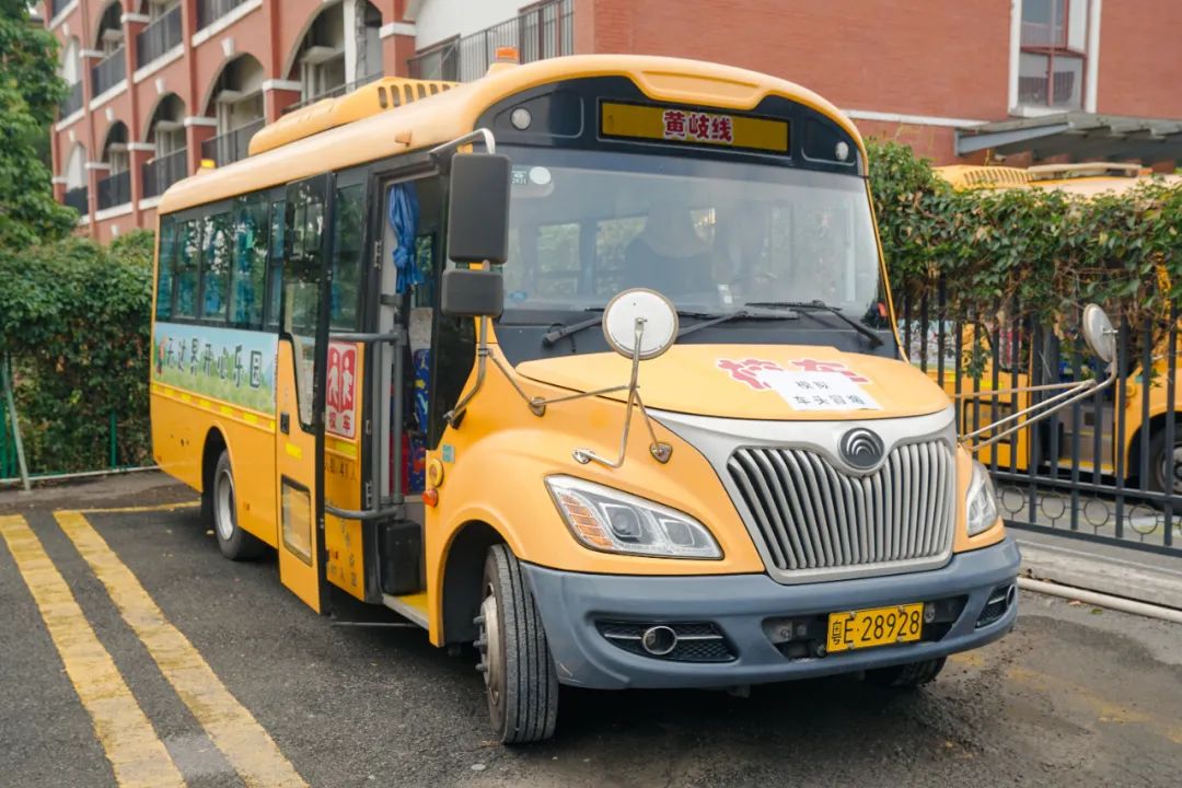 校車安全無小事，應(yīng)急演練護成長——布魯森實驗幼兒園開展校車安全演練