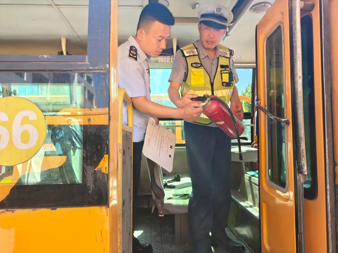 教聯(lián)體在行動丨高里街道中心學(xué)校迎接校車安全檢查