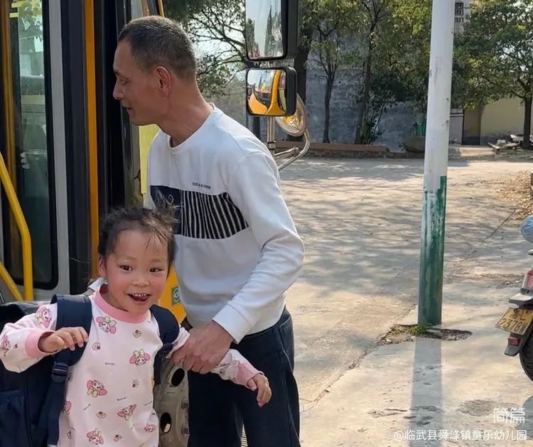 “為愛護航，校車安全伴我行”——童樂幼兒園校車安全演練