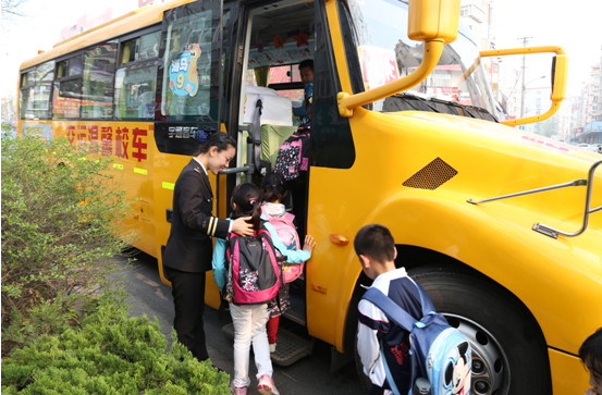 大手拉小手，共建幸福城——交運(yùn)溫馨校車公司開展“世界地球日”宣傳活動(dòng)