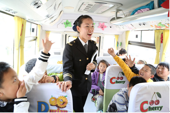 大手拉小手，共建幸福城——交運(yùn)溫馨校車公司開展“世界地球日”宣傳活動(dòng)