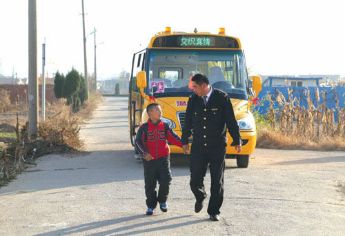 “校車爸爸”結對貧困娃 兼職當“破爛王”幫扶學生家庭