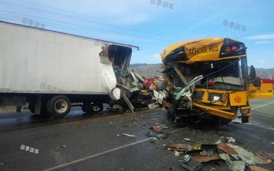 皮卡被校車追尾，慘不忍睹，美國校車到底有多結實？